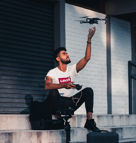 Drone profissional em operação capturando imagens aéreas